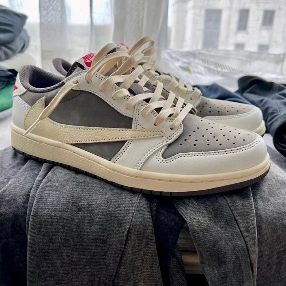 Jordan 1 Low OG x Travis Scott Reverse Mocha - Picture 1 of 4